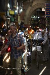 Image du Maroc Professionnelle de  Dans cette ancienne galerie du souk Semmarine, une véritable caverne d’Ali Baba à Marrakech, où l’on retrouve principalement des bazars, marchands d'objets qui font la fierté des artisans locaux. Dans ces lieus on éprouve de l’admiration pour ces produits d’artisanats du Maroc, le 3 Mai 2015.  (Photo / Abdeljalil Bounhar)